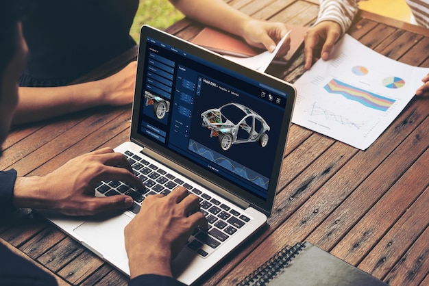 El software de diseño de automóviles eléctricos en la pantalla de la computadora muestra el plan de simulación cómodamente
