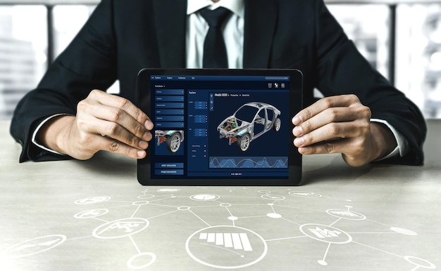 El software de diseño de automóviles eléctricos en la pantalla de la computadora muestra el plan de simulación cómodamente