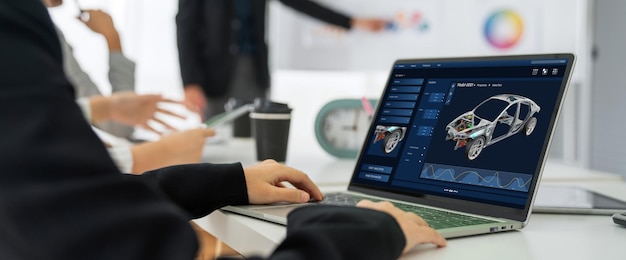 El software de diseño de automóviles eléctricos en la pantalla de la computadora muestra el plan de simulación cómodamente