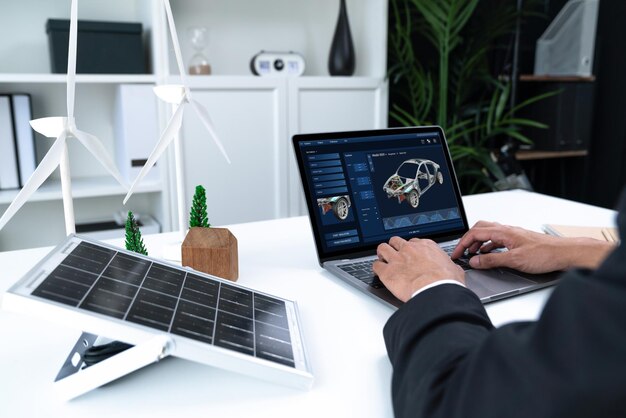El software de diseño de automóviles eléctricos en la pantalla de la computadora muestra el plan de simulación enérgico