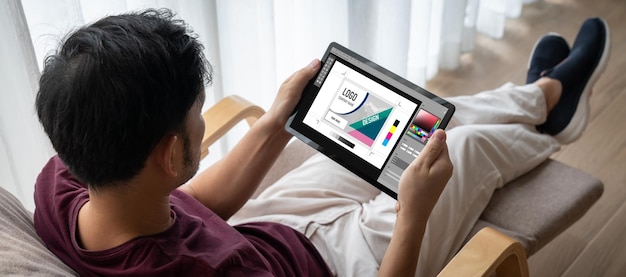 Software de diseño gráfico para el diseño moderno de páginas web y anuncios comerciales que se muestran en la pantalla del ordenador