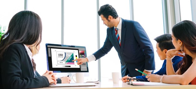 Software de diseño gráfico para el diseño moderno de páginas web y anuncios comerciales