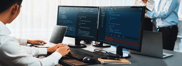 Software-Entwicklungsteam arbeitet im Büro zusammen und zeigt Codierungsskripte auf dem Computermonitor an. Programmierer und Software-Ingenieur arbeiten im Tech-Entwicklerunternehmen Trailblazing