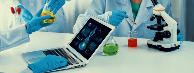 Foto software innovador de biotecnología médica con el investigador de laboratorio rigid