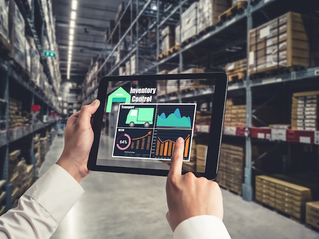 Foto software innovador de gestión de almacenes en computadora para monitoreo en tiempo real