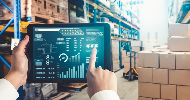 Foto software innovador de gestión de almacenes en computadora para monitoreo en tiempo real