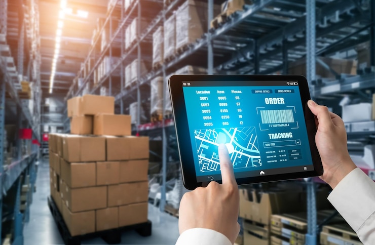 Foto software innovador de gestión de almacenes en computadora para monitoreo en tiempo real