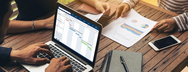 Foto software de planificación de proyectos para la gestión de proyectos empresariales de moda en la pantalla de la computadora que muestra el cronograma del proyecto del equipo