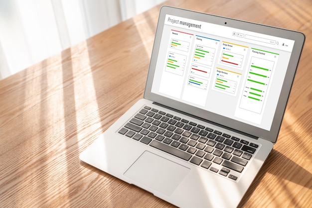 Software de planificación de proyectos para la gestión de proyectos empresariales modernos en la pantalla de la computadora que muestra el gráfico de la línea de tiempo del proyecto del equipo