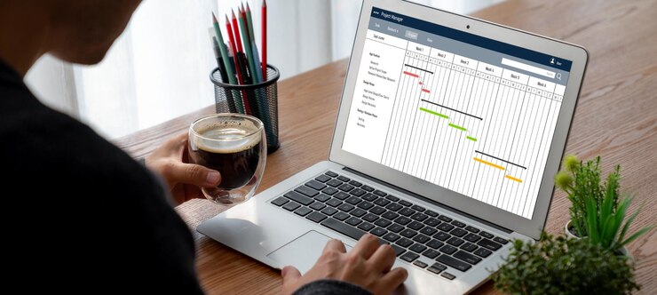 Foto software de planificación de proyectos para la gestión de proyectos empresariales modish en la pantalla de la computadora que muestra el gráfico de línea de tiempo del proyecto del equipo