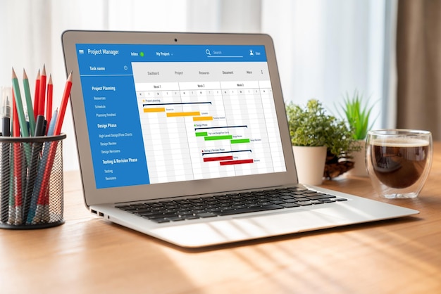 Software de planificación de proyectos para la gestión de proyectos empresariales modish en la pantalla de la computadora que muestra el gráfico de línea de tiempo del proyecto del equipo