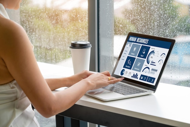 El software de recursos humanos en la pantalla de la computadora ayuda al empleado a administrar a la gente con comodidad