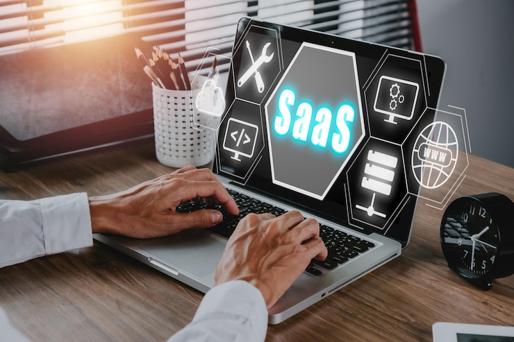 Foto software saas como servicio empresario mano trabajando en portátil para sincronizar en servidor anfitrión saas para trabajar en sistema para tecnología y concepto de negocio