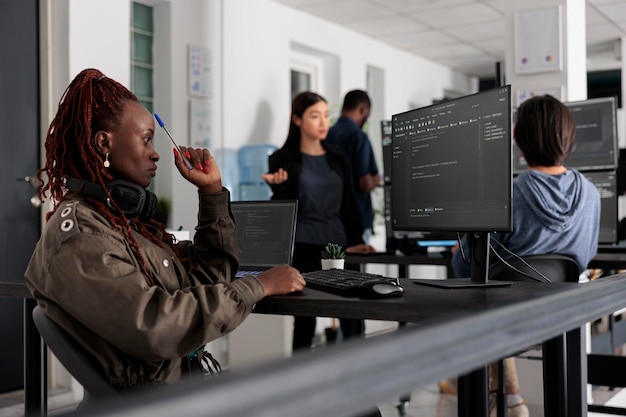 Softwareentwickler denken an Ideen, die versuchen, Code zu schreiben und neue Schnittstellen in Softwareunternehmen zu erstellen. Programmierserverdatenbank für Webentwickler in einer vielbeschäftigten Entwicklungsagentur für künstliche Intelligenz.