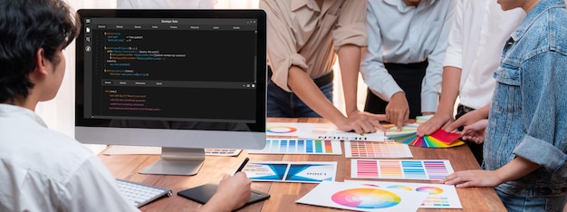 Softwareentwicklung Programmierung auf dem Computerbildschirm für schnelle Anwendung