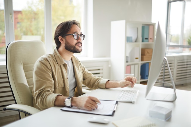 Softwareingenieur analysiert Computerfehler