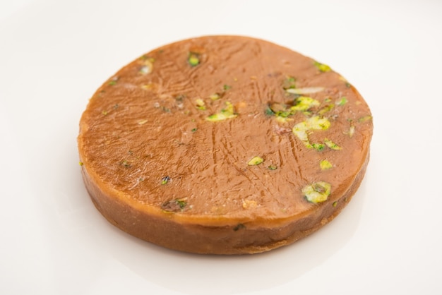 Sohan Halwa o halva, receta dulce popular de Ajmer, India. servido en un plato