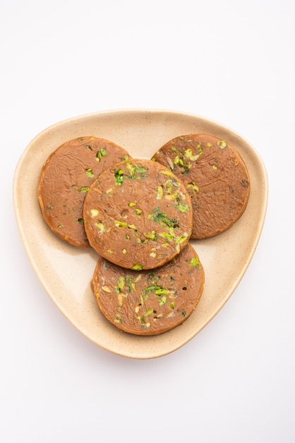 Foto sohan halwa ou halva, receita doce popular de ajmer, índia. servido em um prato