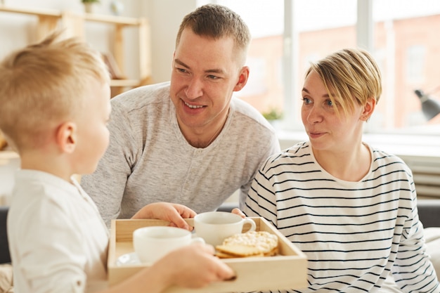 Foto sohn bringt eltern frühstück