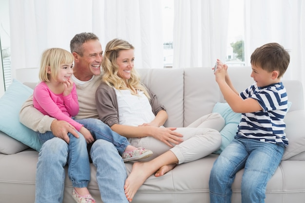 Sohn, der ein Foto seiner Familie macht