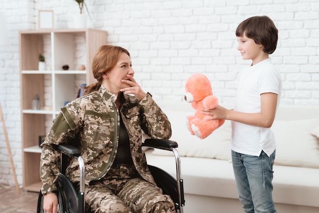 Sohn freut sich, seine Mutter nach der Rückkehr von der Armee zu sehen.