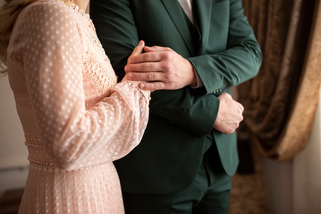 Foto sohn hält mamas hand am hochzeitstag.