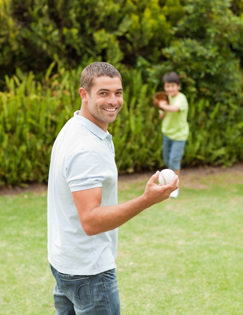 Sohn spielt Fußball mit seinem Vater