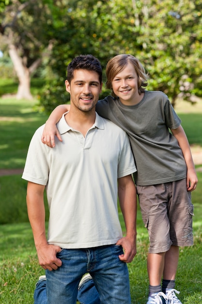 Sohn und sein Vater im Park