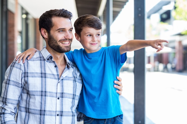 Sohn und Vater schauen weg