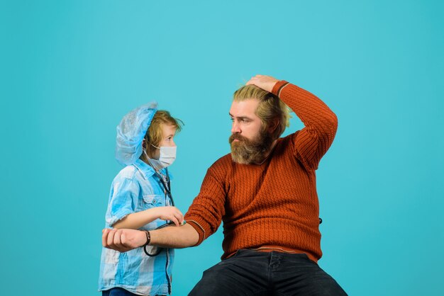 Sohn und Vater spielen Doktorkind spielen Doktor mit Papa Medizinspieljunge Doktorjunge spielen Doktorkind in