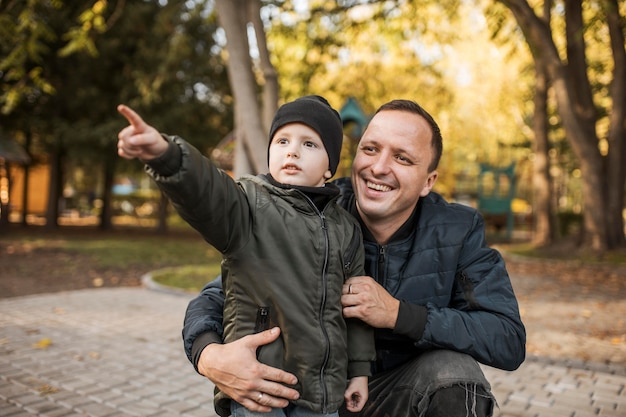 Foto sohn zeigt mit dem finger in die luft