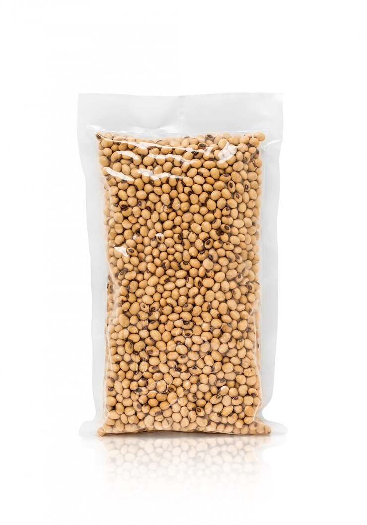 Soja en bolsa de plástico aislada