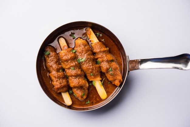 Soja-Chaap-Curry in einer Schüssel serviert. Gesundes Rezept beliebt in Indien und Pakistan