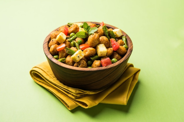 Soja Chunks Masala Fry O Meal Maker Fry usando paneer o cubos de requesón y verduras. Receta popular de bocadillos saludables de la India. Servido en un bol. Enfoque selectivo