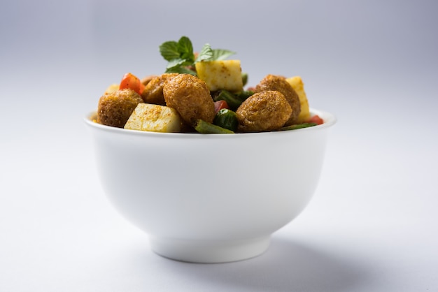 Soja Chunks Masala Fry O Meal Maker Fry usando paneer o cubos de requesón y verduras. Receta popular de bocadillos saludables de la India. Servido en un bol. Enfoque selectivo