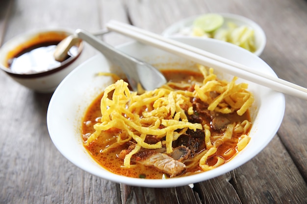 Soja Khao de fideos del norte de Tailandia en madera