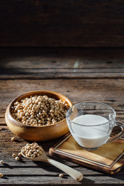 soja con leche en la mesa de madera