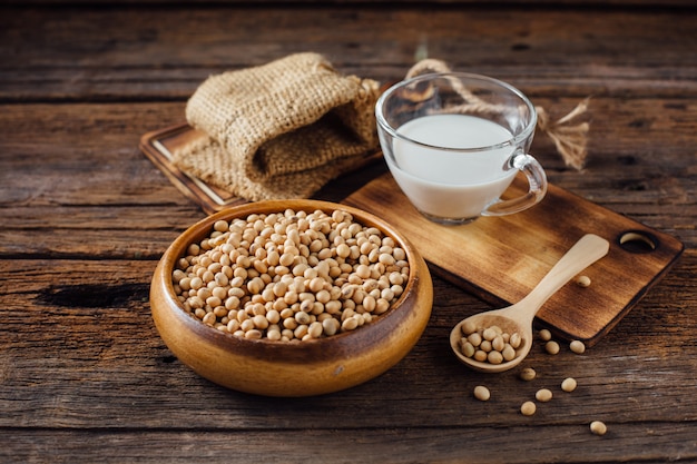 soja con leche en la mesa de madera