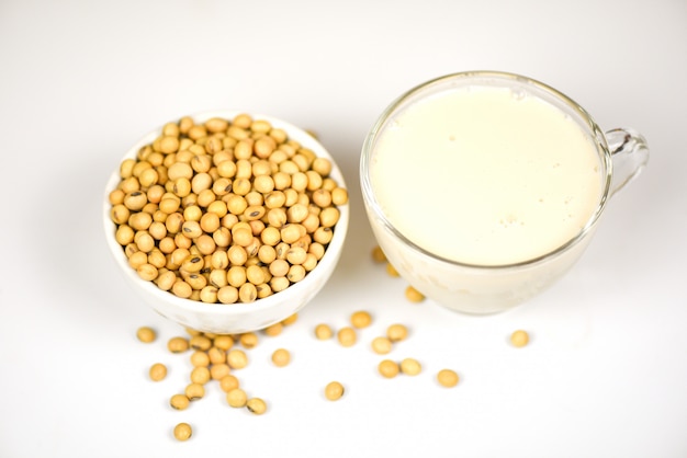 Sojabohne auf Schüssel und Sojamilch im Glas auf weißer grauer Milch gesunde Diät und natürliches Bohnenprotein