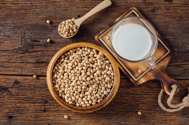 Sojabohne mit Milch auf Holztisch