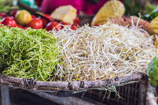 Sojabohnensprossen auf dem Markt im Freien