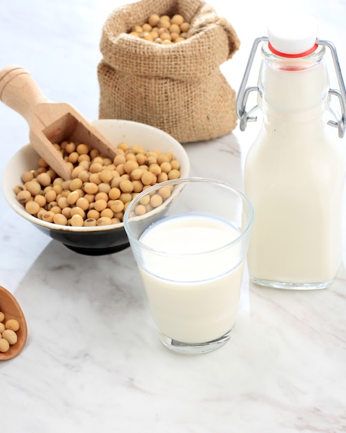 Sojamilch ist ein Getränk aus Sojabohnen, genannt Milch, weil es ähnlich wie Milch gelblich weiß ist. Gesunde Alternative zu milchfreier Milch. In Indonesien auch Sari Dele . genannt