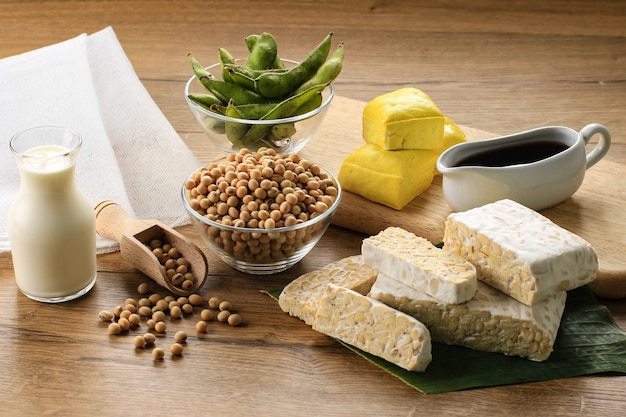 Sojaprodukt: Roher Tofu, Tempeh, Sojamilch, Sojasauce und Sojabohnen. Konzept des gesunden vegetarischen Essens