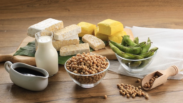 Sojaprodukt: Roher Tofu, Tempeh, Sojamilch, Sojasauce und Sojabohnen. Konzept des gesunden vegetarischen Essens