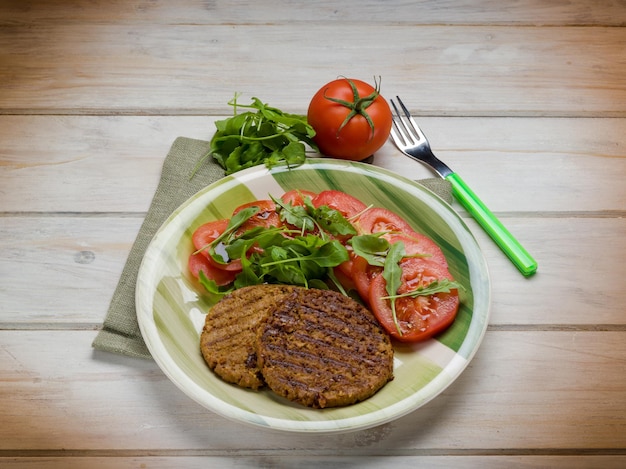 Sojasteak mit Rucola und Tomatensalat