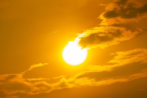 Un sol amarillo se ve a través de las nubes.