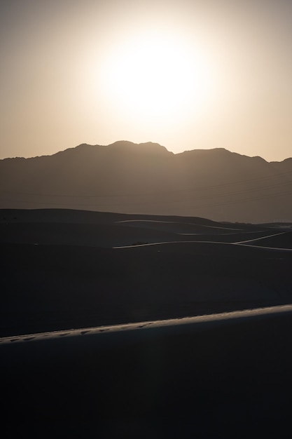 sol atrás das montanhas do deserto