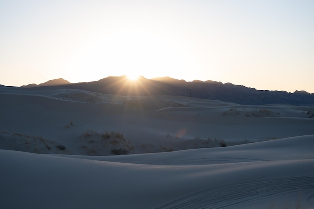 sol atrás das montanhas do deserto