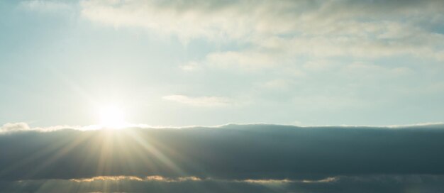 Foto sol atrás das nuvens