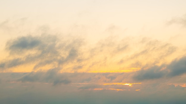 El sol atraviesa el cielo nublado de la mañana.